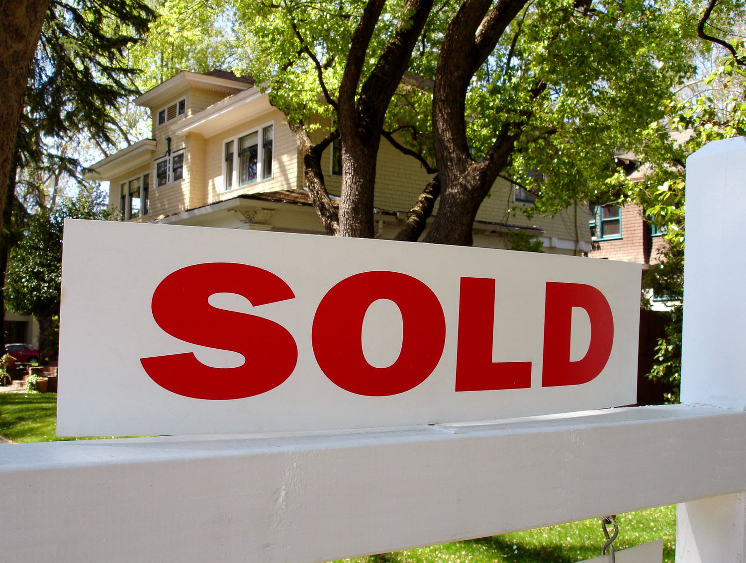 Staging removal - sold sign picture