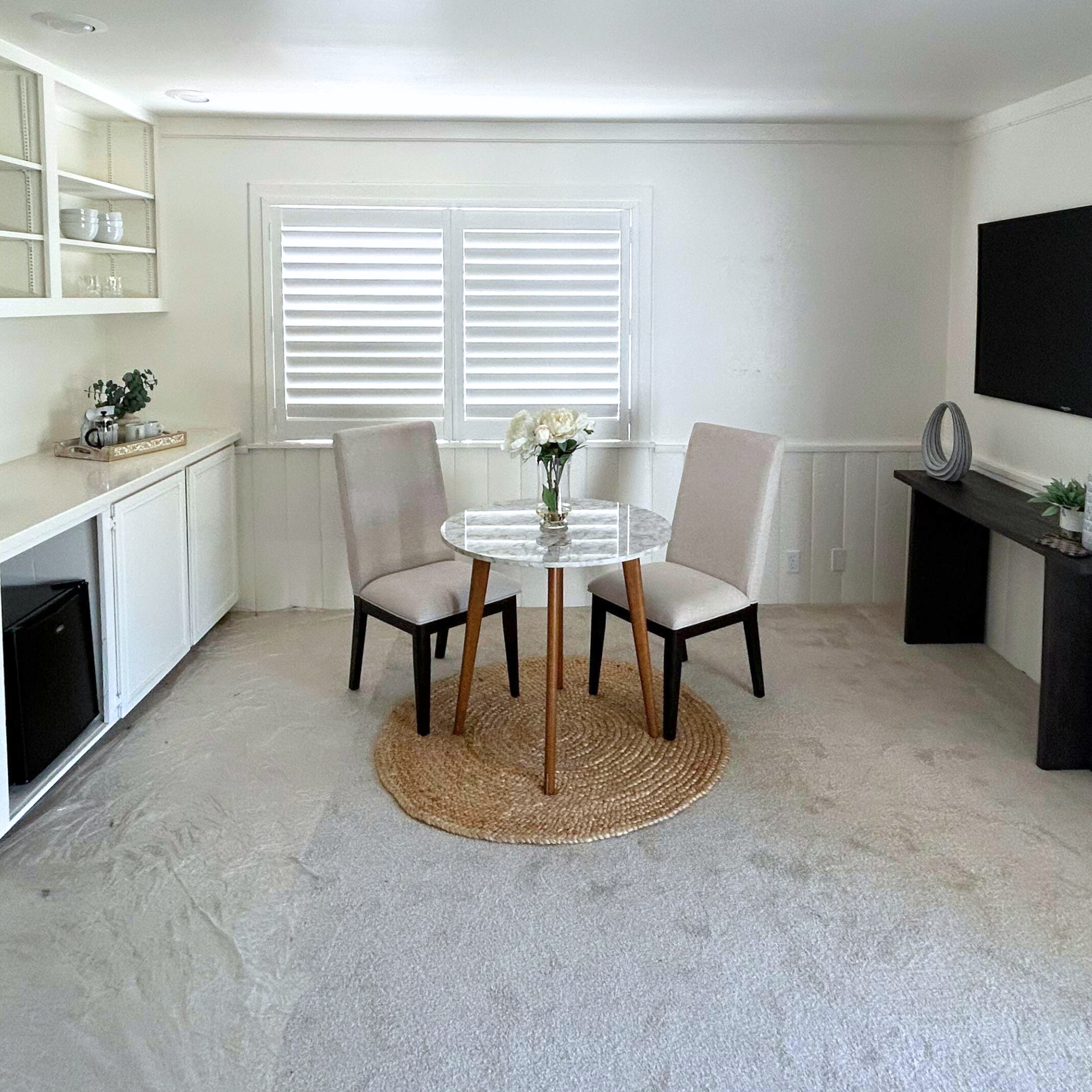 Small dining area with a round table and chairs in a modern kitchen.